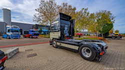 20251019-Tom-Holding-00566